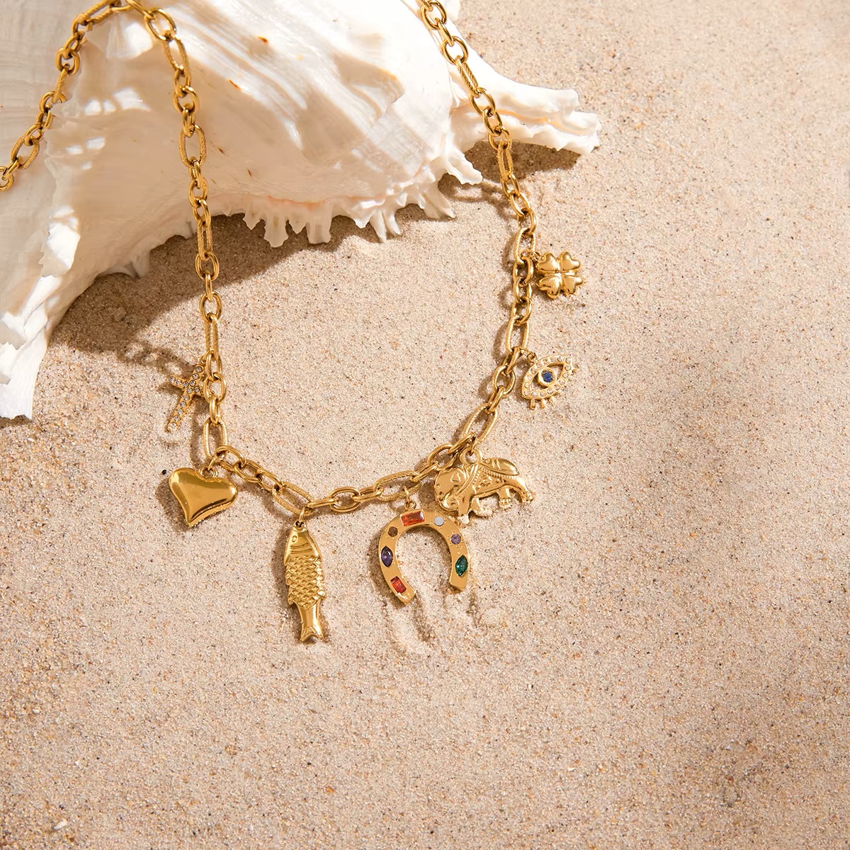 Detail přívěsků náhrdelníku Lucky Symbols – kříž, srdce, podkova, oko